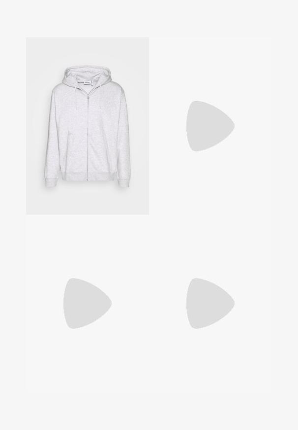 Lys grå zip-up sweatshirt lavet af blødt stof. Har en frontlynlås, to sidelommer og en justerbar snor i hætten.; Hvid bomulds tank top med rund halsudskæring, brede skulderstropper og minimal branding trykt indeni kraven. Blød tekstur, afslappet pasform.; Lette blå denimshorts med klassisk snit, fem lommer, knaplukning og subtilt slid foran for tekstur.; Hvide lædersneakers med sorte ruskindsdetaljer; har en gummisål, rund tå og klassisk snørebåndsdesign. Side logo i sort.