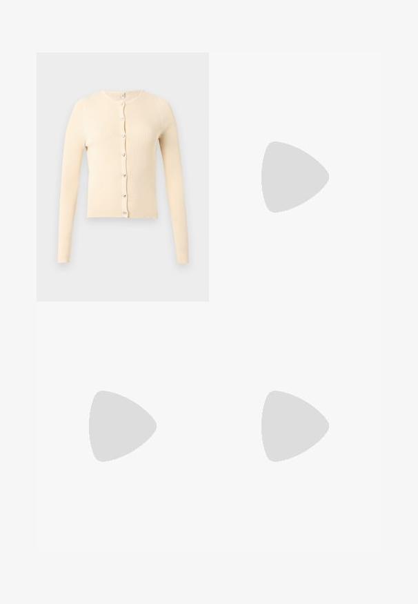 Cardigan côtelé beige à manches longues avec fermeture à boutons sur le devant ornée de boutons argentés en forme de cœur.; Débardeur blanc côtelé sans manches avec encolure dégagée et étiquette Topshop à l'arrière du col intérieur, présenté sur un fond uni.; Jupe droite en denim bleu clair avec des coutures visibles le long de la ceinture et de l'ourlet, présentée à plat sur fond blanc.; Escarpin en cuir noir à talon aiguille avec un bout pointu, une bride latérale à boucle, des clous le long du bord et un laçage décoratif à l'avant.