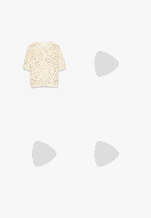 Cremefarbener, kurzärmeliger Strickcardigan mit gewellten Ajourmuster und vier vorderen Knöpfen vor weißem Hintergrund.; Kurzärmliges, hellrosa Baumwoll-T-Shirt mit rotem Schriftzug "Made to make a difference." Klassisches Rundhalsausschnitt-Design.; Helle lavendelfarbene Shorts aus weichem Stoff mit elastischem Bund und lockerer Passform, ausgestattet mit einem schlichten, unauffälligen Design.; cremefarbiger Lederslingback-Flachschuh mit rundem Zehenbereich und kleinem goldfarbenem Emblem am Riemen.
