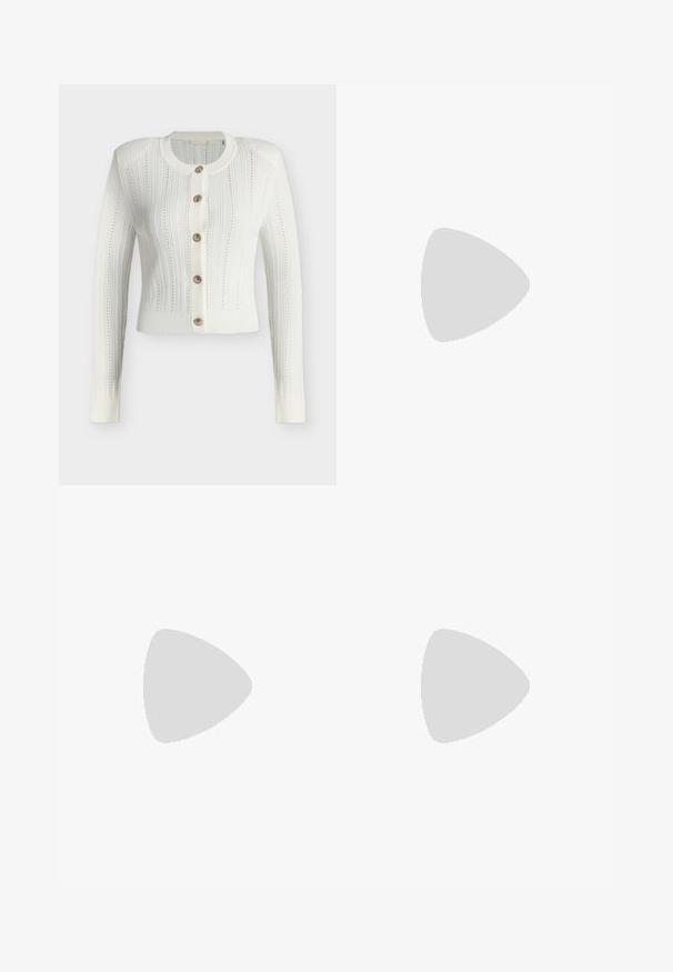 Hvid langærmet strikket cardigan med vertikale mønstre og fem runde knapper foran, med rund halsudskæring og ribbede manchetter.; Lyseblå langærmet top med V-hals, fremstillet af blødt stof. Har rynkede manchetter og en lille logodetalje ved kanten.; Sorte denim flared jeans med høj talje, der har to frontlommer, hardware i sølv-tone og synlige sømdetaljer foran.; Brun ruskind slingback-sko med sort spids, udstyret med en lav stabelhæle og åben side for åndbarhed.