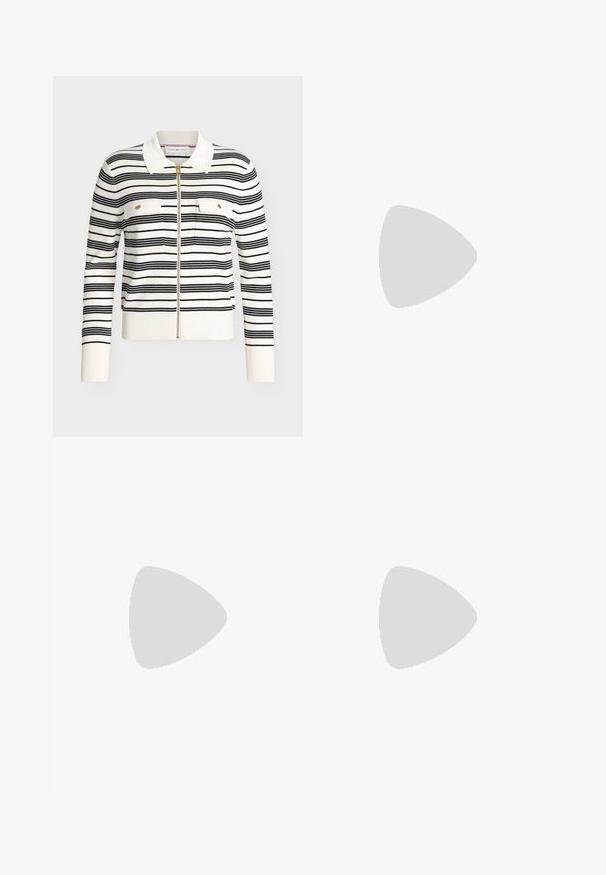 Witte cardigan met ritssluiting en zwarte horizontale strepen, een witte kraag, geribde manchetten en zoom, en twee borstzakken met gouden knopen.; Witte T-shirt met korte mouwen en ronde hals, met horizontale donkerblauwe strepen en een klein rood, wit en donkerblauw logo op de borst.; Witte katoenen wijde broek met een klassiek vijf-pocketontwerp en een metalen knoopsluiting, met subtiele stikdetails.; Zwarte lederen slingback kitten heel met puntige neus en klein gouden gespsluiting op een effen achtergrond.