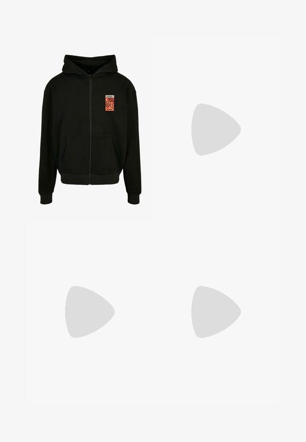 Sort hættejakke med lynlås lavet af blødt stof, med en frontlomme og et levende orange mærke med teksten "PEACE" og "NO WAR" samt blomsterdesign.; Sort sport T-shirt med korte ærmer og struktureret mønster samt diskret "MISBHV SPORT" tekst på fronten.; Blå mønstrede joggers med en blanding af ensfarvede og stribede teksturer, elastisk talje og snøre, samt hvid piping langs siden.; Sorte ruskinds sneakers med hvide gummisåler, med runde snørebånd, lav-top design og en glat overflade.