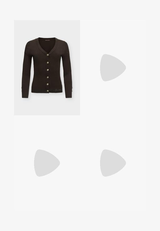 Cardigan côtelé marron foncé à manches longues avec boutons argentés sur le devant et petit logo décoratif près de l’ourlet sur un fond uni.; Haut beige en coton sans manches avec larges bretelles et col rond, taille moyenne, posé à plat sur fond blanc.; Pantalon beige en velours côtelé à jambes larges avec poches avant, passants de ceinture et fermeture par bouton en métal.; Escarpin slingback en daim brun foncé avec bout pointu et talon kitten sur un fond clair uni.
