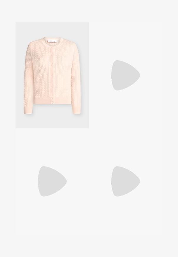 Lyserød kabelstrikket cardigan med rund hals, lange ærmer, knaplukning foran og ribstrikkede manchetter og kant.; Hvid ærmeløs strikket tanktop med subtile lodrette teksturerede mønstre og et lille grønt krokodillelogo på øverste venstre bryst.; Hvid, knælængde nederdel med elastisk talje, der har et enkelt design og letvægtsstof, med en glat, ensartet tekstur.; Sorte læderballerinaer med rund tå, ankelrem og en glat overflade. Har minimale dekorationer og en fleksibel gummisål.