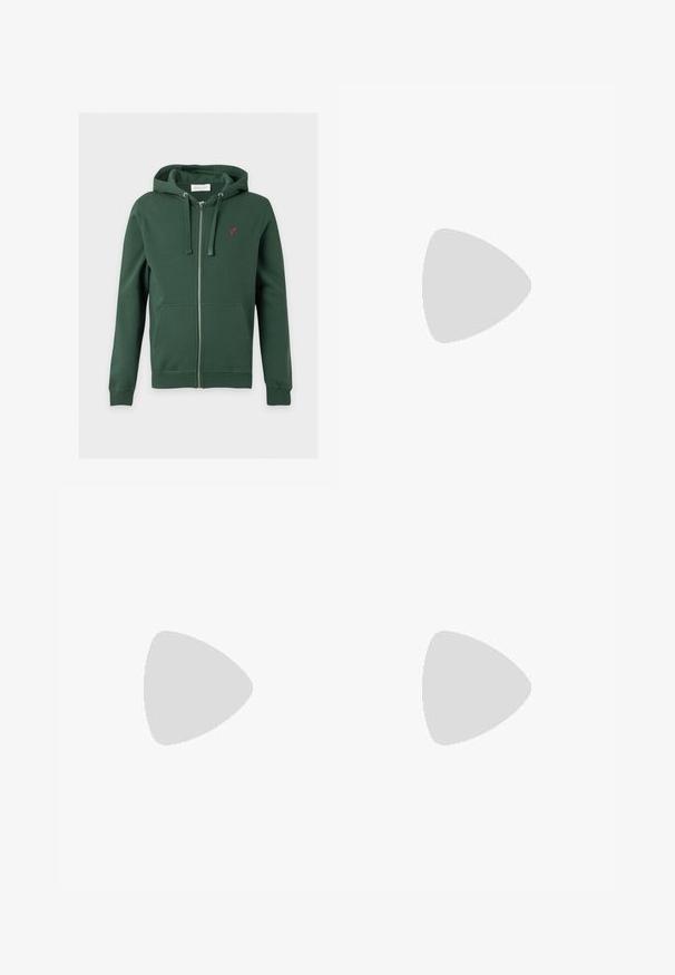 Sweat à capuche zippé vert foncé avec poches avant, capuche à cordon, et petit logo d’oiseau rouge sur la poitrine gauche.; T-shirt blanc uni à manches courtes et col rond présenté sur un fond gris clair.; Jean en denim droit bleu clair avec fermeture à boutons, passants de ceinture, et poches avant et arrière, présenté sur un fond blanc.; Sneaker Nike Air Max 90 blanche avec une tige en mesh et cuir, une boîte à orteils perforée et une unité air visible au talon.