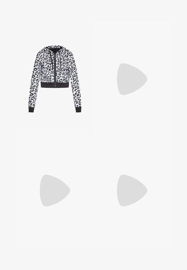 Geknipte hoodie in wit en zwart luipaardmotief, met een volledige rits, een capuchon met trekkoord en zwarte geribde zoom en manchetten.; Zwart Juicy Couture T-shirt met korte mouwen, rhinestone tekst "Juicy" op de voorkant en een ronde hals.; Vervaagde blauwe spijkerbroek met een rechte pijpdesign, vijf zakken en subtiele whiskering aan de voorkant. Bovenste knoop en ritssluiting.; Witte synthetische sneakers met een gladde textuur, ronde neus, vetersluiting en een dikke zool met een gestructureerd profiel.