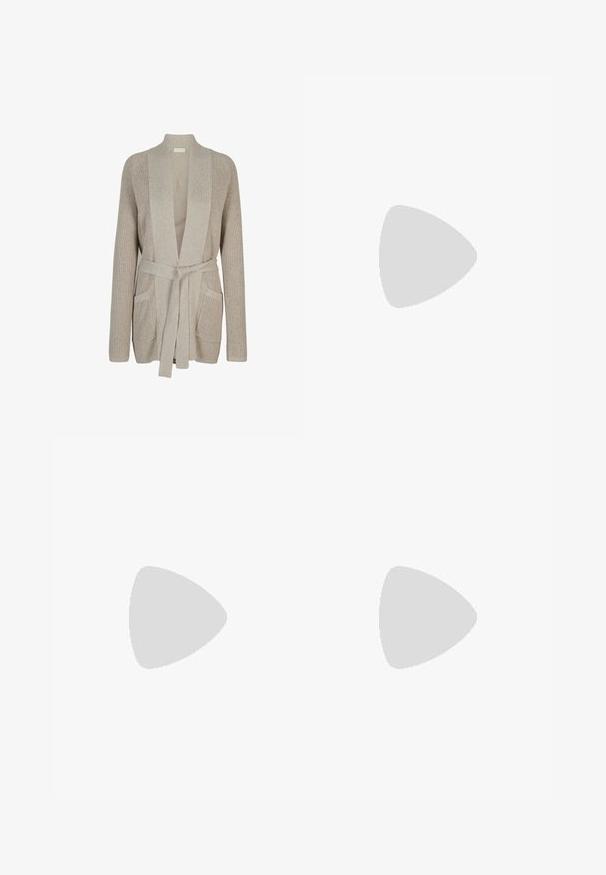 Cárdigan beige de punto con mangas largas, cuello de chal, bolsillos de parche delanteros y un cinturón de punto a juego atado en la cintura.; Top de manga larga blanco hecho de tejido acanalado, con un escote festoneado y diseño ajustado. La etiqueta dice "KAFFE". Textura suave.; Pantalones de punto de pierna ancha en un tono marrón claro con una cinturilla y puños acanalados, confeccionados con una tela suave y texturizada. No se ven bolsillos.; Zapatillas de ante marrón con un grueso ribete de pelo sintético color crema y suelas de goma, diseñadas para brindar comodidad y calidez en interiores.