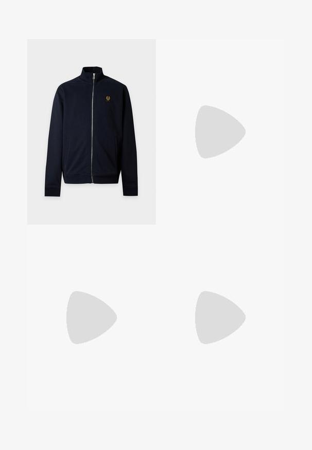 Marineblauw jasje met rits, opstaande kraag, twee zijzakken en een klein logo op de borst aan de linkerkant.; Korte mouwen polo-shirt, licht crèmekleurig, gemaakt van textuurstof, met een v-hals en een klassiek kraagontwerp.; Zwarte wijde broek met een gladde textuur, voorzien van twee voorklokken, een knoopsluiting en zijzakken. Duurzaam materiaal.; Witte lage sneaker met grijze hielpatch, witte veters en een gestructureerde zool, gepresenteerd op een effen lichte achtergrond.