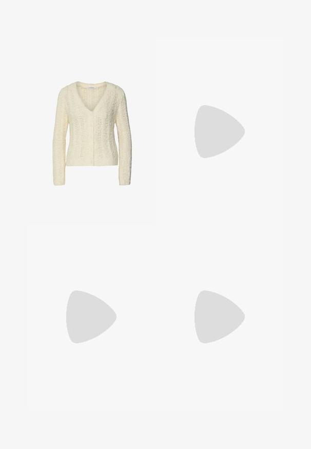 Un pull tricoté de couleur crème avec un décolleté en V, des manches longues et un motif texturé comprenant des points ouverts et une fermeture à bouton.; Robe longue à fleurs en tissu pêche doux, avec des manches courtes à volants, une broderie complexe et des sequins partout pour une texture supplémentaire.; Botte de cowboy en cuir tan avec une finition lisse, un haut courbé, des coutures décoratives sur le bout et un petit talon empilé. Logo en brun accent sur le côté.; Sac tissé rond en blanc avec un accent décoratif central en forme de fleur. Il possède une sangle en cuir marron et des détails tressés en orange.