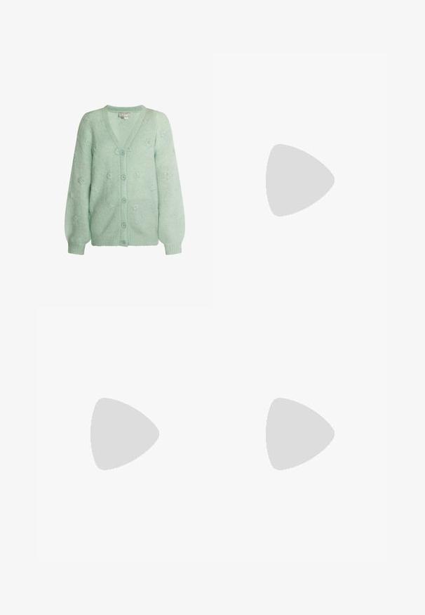 Mintgrøn cardigan med V-hals, der har et tekstureret blomstermønster, lange ærmer og seks matchende knapper foran.; Lyserød satin body med dyb V-hals, oversize flæsekrave og brede lange ærmer.; Plisseret nederdel med paneler i pink, navy og grøn. Fremstillet af blødt stof med elastisk talje for en behagelig pasform.; Beige damesko med lav hæl og dekorativ sløjfe foran, vist i sidevisning mod hvid baggrund.