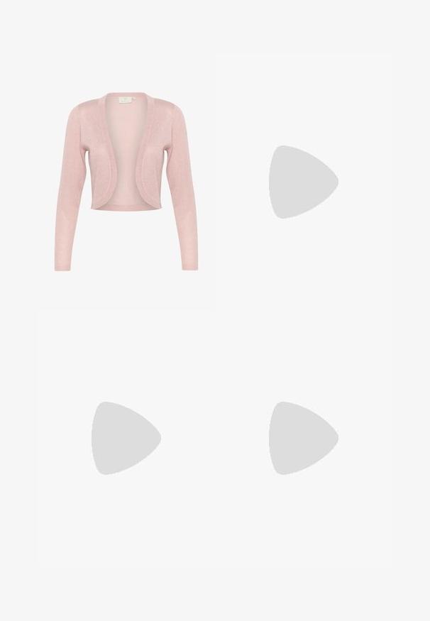 Cardigan rose, léger, avec des manches longues, à l'avant ouvert et une texture scintillante. Sans fermetures ; il présente un design lisse et fluide.; Blouse blanche à manches longues en tissu léger. Présente un col et des poignets à volants, avec un détail de nouage à l'avant. Design cropped.; Jupe plissée rose avec une texture douce et légère, dotée d'une ceinture élastique, ornée de petits accents métalliques dispersés.; Ballerine en cuir noir avec un bout pointu, détail de nœud à l'avant, bande élastique, et un design minimaliste. Texture lisse avec une semelle flexible.