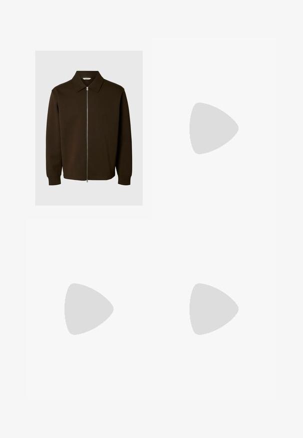 Veste marron foncé à manches longues avec col et fermeture éclair argentée à l'avant, présentée sur un fond clair uni.; T-shirt noir uni à manches courtes et col rond avec une étiquette de la marque Weekday à l’intérieur du col, présenté sur fond blanc.; Pantalons en denim à jambes larges en bleu clair. Comprend une fermeture à bouton et à zip, cinq poches et une texture délavée pour un look classique.; Bottines en daim marron avec un bout arrondi, des accents cousus et une semelle en caoutchouc. Présente un tirette à l'arrière pour un enfilage facile.