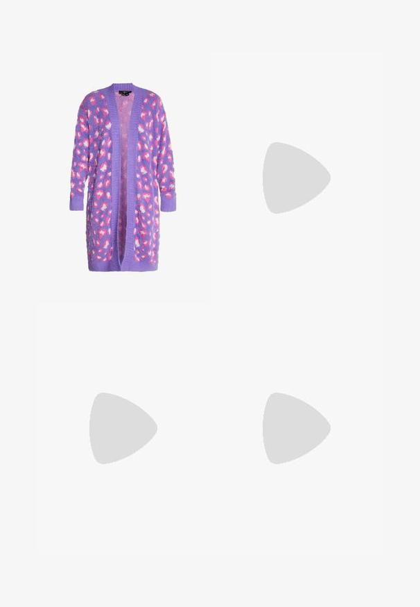 Lila Strickjacke aus flauschigem Material mit Leopardenmuster in Pink und Weiß. Offene Vorderseite ohne Knöpfe, lange Ärmel und gerippte Bündchen.; Hemd mit Knopfleiste, das vertikale Streifen in Pink, Pfirsich und Pastellfarben zeigt, mit Kragen und langen Ärmeln, aus glattem Stoff gefertigt.; Asymmetrischer Rock mit gelbem, pinkfarbenem und schwarzem abstraktem Muster und diagonaler Rüschendetail auf leichtem Stoff.; Schwarzer klobiger Sneaker mit dicker Sohle, zwei verstellbaren Riemen mit silbernen Schnallen und Schnürdetail vorne.