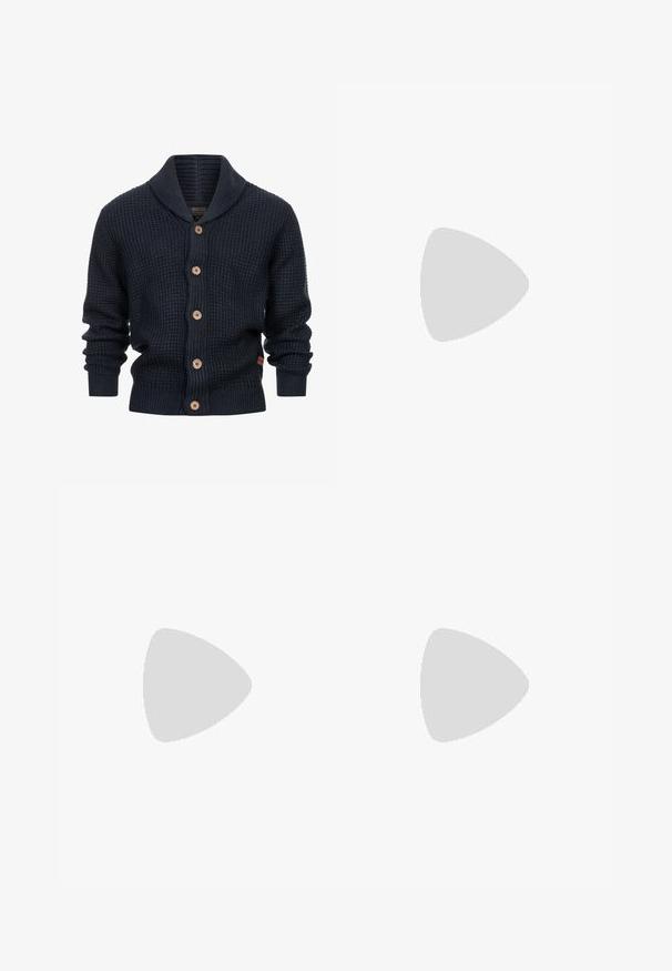 Marineblaue gestrickte Strickjacke mit Schalkragen, Holzknöpfen und gerippten Bündchen. Strukturiertes Material mit einem warmen, gemütlichen Design.; Hellblaues langärmliges Hemd mit Knopfleiste aus Baumwolle, mit einem Button-Down-Kragen und einem kleinen gestickten Logo auf der Brust.; Hellblaue Jeans aus Denim mit geradem Schnitt, Knopfverschluss, fünf Taschen, dezenten Verblassungen und kontrastierenden Nähten.; Brauner Lederschuh mit Schnürsenkeln, der über einem beige strukturierten Teppich schwebt, runder Holztisch und Bücher im Hintergrund.