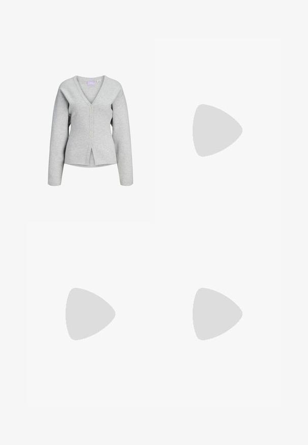 Hellgraue Strickjacke mit langen Ärmeln, V-Ausschnitt, Knöpfen vorne, geripptem Saum und kleinem Schlitz am unteren Saum, Größe S.; Weißes ärmelloses Oberteil mit verstellbaren Trägern, taillierter Passform, glattem Stoff und rundem Ausschnitt. Keine Muster oder Hardware-Details.; Hellblaue Jeans mit geradem Schnitt, fünf Taschen, vorderem Knopfverschluss und sanften Ausbleichungen am Oberschenkel. Klassische Denim-Struktur.; Einzelner off-white Gummi-Zehentrenner mit dünnen Riemen und strukturiertem Fußbett, von der Seite auf einem einfarbigen Hintergrund gezeigt.