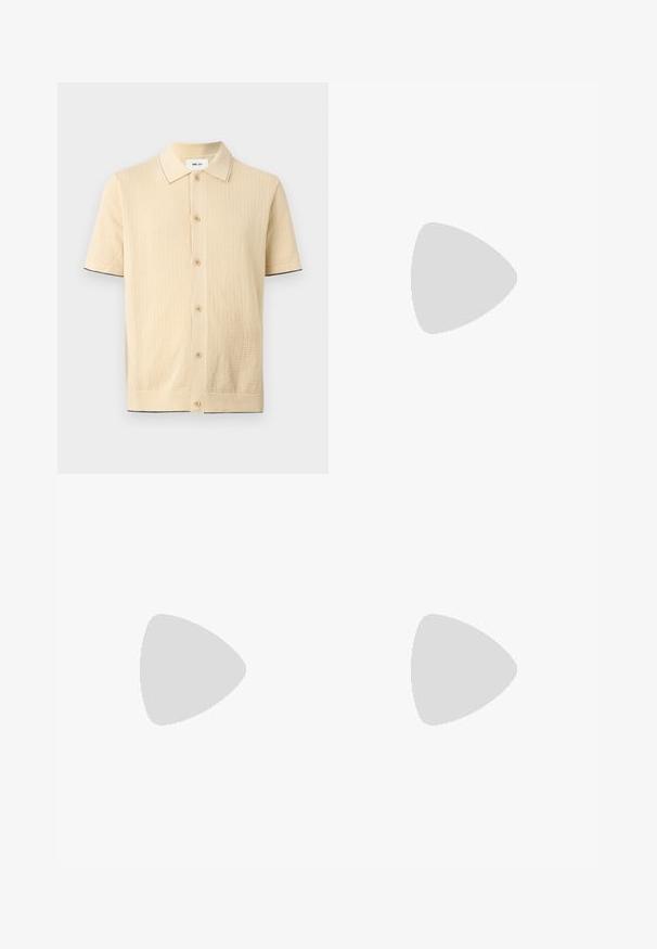 Chemise en tricot beige à manches courtes avec boutons sur le devant, col pointu, tissu texturé et bordure sombre subtile sur les poignets et l'ourlet.; Veste jaune moutarde à manches longues avec col, quatre boutons devant et trois poches avant sur fond uni.; Shorts vert clair, cintrés, avec plis, passants pour ceinture, fermeture par bouton et fermeture éclair cachée à l'avant sur fond uni.; Mocassins en cuir noir avec une finition texturée, dotés d'une bride décorative à l'avant et d'un bout arrondi. Semelle en caoutchouc pour plus de durabilité.