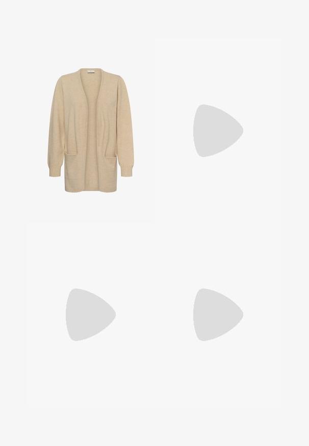 Long cardigan beige ouvert devant, manches longues, deux poches à l'avant, avec poignets et ourlet côtelés, présenté sur fond blanc.; Débardeur beige à côtes avec un décolleté arrondi et des bretelles larges. Fabriqué en tissu doux, il présente une silhouette ajustée.; Pantalon large beige clair à taille haute, avec deux plis à l'avant, passants pour ceinture et texture lisse.; Mule marron en daim avec une doublure intérieure douce en peau de mouton et une semelle plate, conçue pour le confort à l'intérieur.