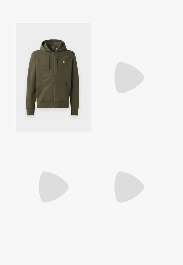 Sudadera con cremallera en verde oliva, hecha de algodón suave, con un bolsillo tipo canguro, capucha con cordón y un pequeño logo blanco en el lado izquierdo del pecho.; Camiseta blanca de algodón con cuello redondo, mangas cortas, y un logo azul de "POLO Ralph Lauren" en el lado izquierdo del pecho.; Pantalones beige de hombre a medida con trabillas para cinturón y dobladillos vueltos, mostrados sobre un fondo claro liso.; Zapatilla blanca de caña baja con diseño de cordones, logo dorado de Polo Ralph Lauren en el lateral y suela texturizada sobre un fondo liso.