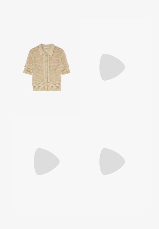 Beige kortærmet hæklecardigan med krave, knaplukning foran og dekorative åbne strikkemønstre på ærmer og kant.; Gul midi kjole med hvidt og grønt blomsterprint, lagdelt nederdel og bundet skulderremme på en ensfarvet baggrund.; Brune lædersandaler med en polstret sål, to justerbare stropper og en struktureret gummisål. Har synlige syninger.; Beige flettet stråclutch med en tekstureret overflade og broderede initialer "TH" på forsiden i midten.