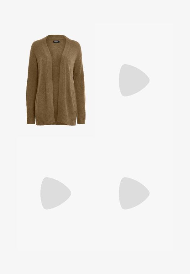 Cardigan kaki en tissu doux et texturé, avec un devant ouvert, un ourlet côtelé et sans fermetures. Manches longues et coupe décontractée.; Haut blanc à manches longues en tissu côtelé, présentant un décolleté festonné et une coupe ajustée. L'étiquette indique "KAFFE". Texture lisse.; Pantalons larges blancs avec une texture lisse, dotés d'une ceinture horizontale et de deux poches latérales, coupe droite avec des plis subtils.; Bottines en daim marron avec un intérieur en douceur, un détail de couture et une semelle en caoutchouc texturée pour une meilleure adhérence. Une boucle à l'arrière pour un enfilage facile.