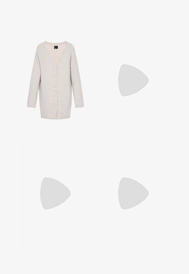 Lichtgrijze cardigan met een V-hals, lange mouwen en een knoopsluiting aan de voorkant met ronde knopen. Gehaakte textuur, ruime pasvorm.; Witte geribde gebreide tanktop met smalle schouderbandjes en een rechte halslijn, afgebeeld op een effen achtergrond.; My Essential Wardrobe MWWIDE 5 THE LOUIS - Relaxed fit jeans - light blue dirty wash; Beige bonten slippers met een zachte textuur, open teen ontwerp, pom pom accenten aan de voorkant en een neutraal gekleurde zool.