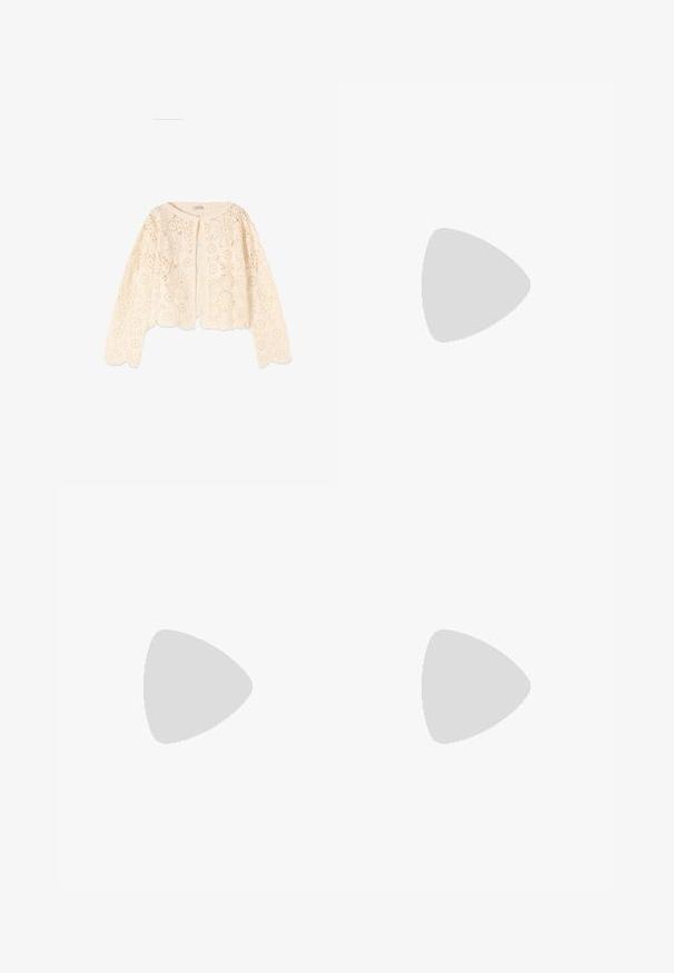 Cárdigan de crochet de manga larga color crema con patrones florales, escote redondo y bordes festoneados, exhibido sobre un fondo blanco.; Blusa blanca de manga larga con cuello volantes, cuerpo fruncido y puños acampanados, fabricada en tela texturizada con un dobladillo en peplum.; Falda midi de color crema con tela plisada ligera y cierre de cremallera en la cintura.; Bailarina de cuero color crema con punta redondeada, tiras cruzadas en el tobillo, pequeño lazo en la parte delantera y suela plana.