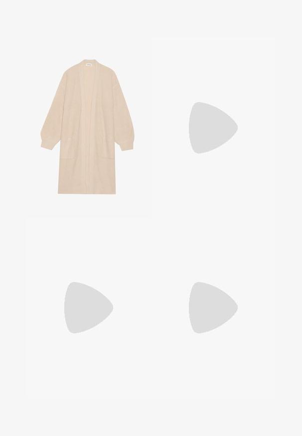 Long cardigan beige en tricot avec un devant ouvert, deux poches avant et des poignets et un ourlet côtelés.; Haut à manches longues en blanc cassé, fabriqué en tissu doux, avec un col rond et une silhouette ajustée. Texture lisse sans motifs ni accents.; Tissu avec un fond crème présentant un motif de nœud noir proéminent. Texture douce, tissu tissé avec fibres et motifs visibles.; Chausson beige à enfiler avec une doublure blanche douce et moelleuse et une semelle en caoutchouc marron, vu de profil sur un fond uni.