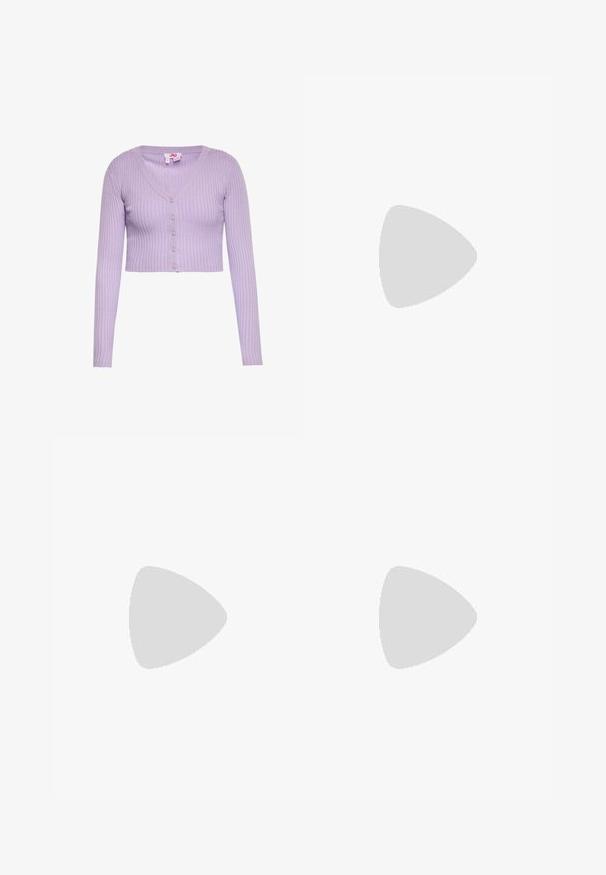 Lila geribbelde korte cardigan met lange mouwen, V-hals en vijf knopen aan de voorkant.; Lichtroze kanten body met spaghettibandjes en een gladde bovenkant tegen een effen lichte achtergrond.; Roze geplooide midi-rok met een kanten onderlaag en een geplooide tailleband, getoond op een witte achtergrond.; Ballet flats van zacht rozenhuid-suède met een ronde neus en een klein strikdetail aan de voorkant, met een lage platte zool.