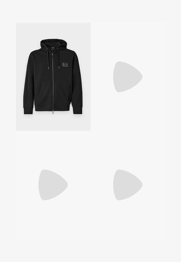 Čierna mikina na zips s prednými vreckami, kapucňou so sťahovacou šnúrkou a malou zlatou nášivkou loga Armani Exchange na ľavom prsníku.; Čierne bavlnené tričko s krátkymi rukávmi, s potlačou zlatého loga "EA7 EMPORIO ARMANI" na prednej strane. Jednoduchý dizajn, okrúhly výstrih.; Čierne tepláky vyrobené z bavlnenej zmesi, s elastickým pásom, zúženými nohavicami, ribovanými manžetami a bielym logom na boku.; Čierny kožený nízky teniska s čiernymi šnúrkami a hrubou krémovou gumovou podrážkou, zobrazený na bielom pozadí.