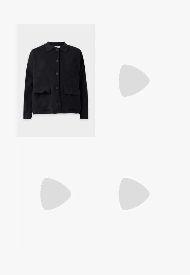 Zwart, lang mouw, knoopvest met kraag en drie voorzakken op een effen lichte achtergrond.; Lichtblauw gestreept overhemden met knopen, gemaakt van stof met een gladde textuur; heeft een klassieke kraag en lange mouwen met knoopmanchetten.; Lichtgrijze broek met wijde pijpen, elastische tailleband en subtiele plooien, plat liggend op een witte achtergrond.; Zwarte gepatenteerde leren platte schoen met een puntige neus, een kleine decoratieve band en een lage blokhak. Gladde textuur en strak ontwerp.