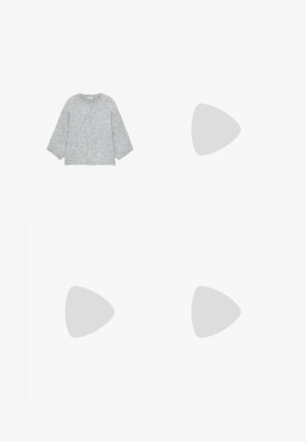 Lysegrå strikket cardigan med fem knapper og rund halsudskæring, med lange, let brede ærmer.; Stribet skjorte i blå og hvid. Har en klassisk krave, to brystlommer og lange ærmer med knapmanchetter.; Mørkegrå straight-leg denimjeans med falmet finish, frontknap og lynlås og fem-lomme stil på hvid baggrund.; Hvid Adidas Samba sneaker med sorte striber og gummsål, svævende over teksturerede grå betonstrin.