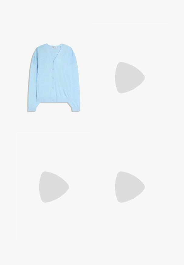 Lyseblå cardigan med knapper, V-hals og lange ærmer, vist fladt mod en hvid baggrund.; Hvid kortærmet t-shirt med rød trim på ærmer og krave, med rød "ENGLAND" tekst, Englands flag og Levi Strauss of California logo.; Lys grå flagrende bukser lavet af glat stof, med en tætsiddende talje og sidelommer, samt en pressefold foran for ekstra struktur.; Sort læder kilehæl mule sko med spids tå og lav, solid hæl, slip-on stil.