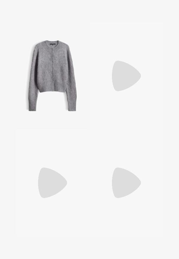 Weicher grauer flauschiger Strickcardigan mit langen Ärmeln, rundem Ausschnitt und Knopfleiste vorne.; Hellgraues Langarm-Rollkragen-Shirt mit schmaler Passform und glatter Stoffstruktur auf weißem Hintergrund.; Graue Wollhose mit Fischgratmuster, geraden Beinen, aufgeschlagenen Säumen und einem Bund mit Gürtelschlaufen.; Schwarze Ankle Boots aus gepolstertem Leder. Merkmale sind eine abgerundete Zehe, erhabene Nahtdetails und eine strukturierte Gummisohle mit Traktionsmustern.