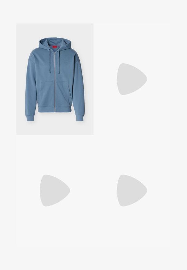 Sweat à capuche zippé bleu avec cordons de serrage, poches avant, poignets côtelés et petit logo "HUGO" embossé sur la poitrine.; T-shirt blanc à manches courtes avec trois petits drapeaux bleus sur la poitrine gauche, chaque drapeau affichant le mot "HUGO" en lettres blanches.; Pantalon de jogging noir avec taille élastique, cordon de serrage, jambes fuselées, chevilles à bords-côtes et petite pièce sur la cuisse droite.; Mocassins en cuir noir avec une texture lisse, un nez pointu et un petit talon rectangulaire. Présente un détail de bande horizontale sur le dessus.