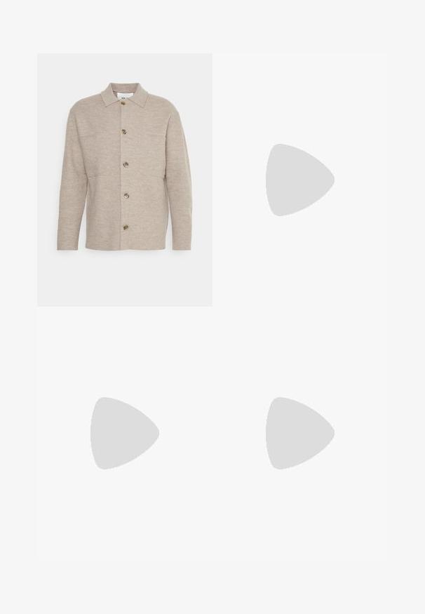 Chemise beige à boutons fabriquée en tissu doux, avec un col, deux poches et des boutons marron sur le devant. Manches droites.; T-shirt blanc en coton avec une coupe décontractée, des manches courtes et un col en V. Présente deux petits logos noirs imprimés sur le côté gauche.; Pantalons en lin beige avec jambes droites, poches avant et texture lisse. Design minimaliste ; sans motifs ou éléments visibles.; Baskets en cuir blanc avec des accents beiges, semelle plate en caoutchouc, bout rond et logo contrastant sur le côté et à l'arrière. Design à lacets.