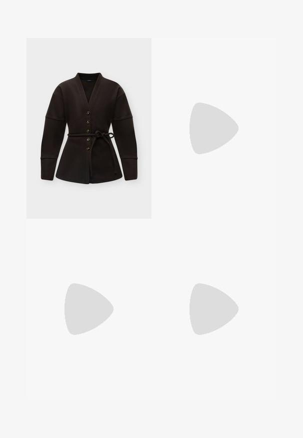 Cárdigan marrón oscuro de manga larga con cinco botones delante y un cinturón atado en la cintura, presentado sobre un fondo liso.; Chaleco de punto trenzado en color navy, superpuesto a un vestido de botones a rayas azul y blanco. Presenta mangas largas y un dobladillo ligeramente acampanado.; Zapato plano de cuero marrón oscuro con punta afilada, con un lazo decorativo y cuentas de madera en el lateral sobre un fondo blanco.; Bolso de tela suave de color marrón oscuro con parte superior fruncida y asas dobles redondeadas atadas con nudos en la base.