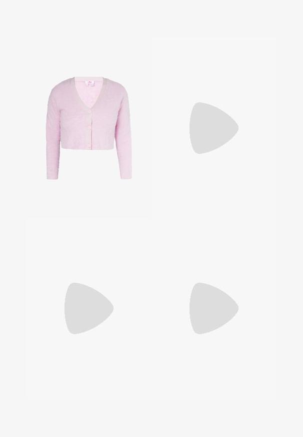 Cardigan court duveteux rose clair à manches longues avec trois boutons assortis devant, col en V.; Robe décolletée en crème claire avec des volants superposés et des détails floraux roses. Elle dispose de bandes élastiques froncées pour un look texturé.; Des chaussures Mary Jane en velours rose avec des semelles plates blanches, ornées d'appliqués floraux et de détails en dentelle autour de l'ouverture et de la bride à la cheville.; Sac à cordon rose avec appliques florales texturées et accents en chaîne dorée sur fond blanc.