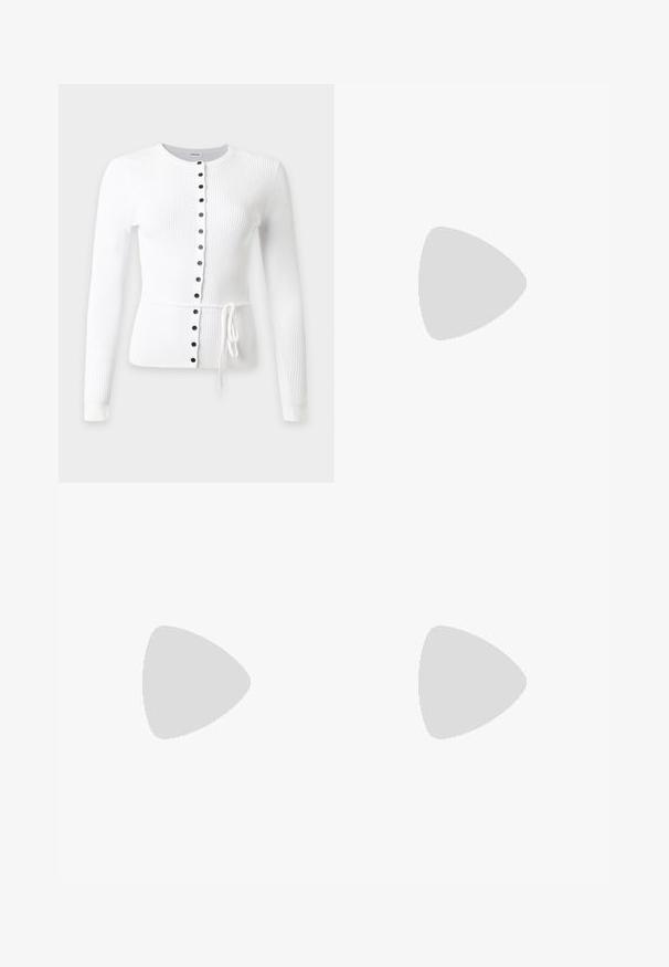 Cárdigan blanco acanalado de manga larga con cuello redondo, botones negros en la parte delantera y un delgado cinturón ajustable a la cintura.; Camiseta blanca de manga corta con ribete verde en el cuello y las mangas, con texto rojo y una gráfica de un conejo que dice "River Rabbit & Rapid Rafters Expeditions."; Jeans anchos negros de mezclilla que presentan intrincadas cuentas plateadas y bordados en patrones florales y geométricos por todo su diseño.; Bailarinas de charol burdeos con punta redondeada, suela negra delgada y un lazo en la parte frontal. Textura suave y brillante.