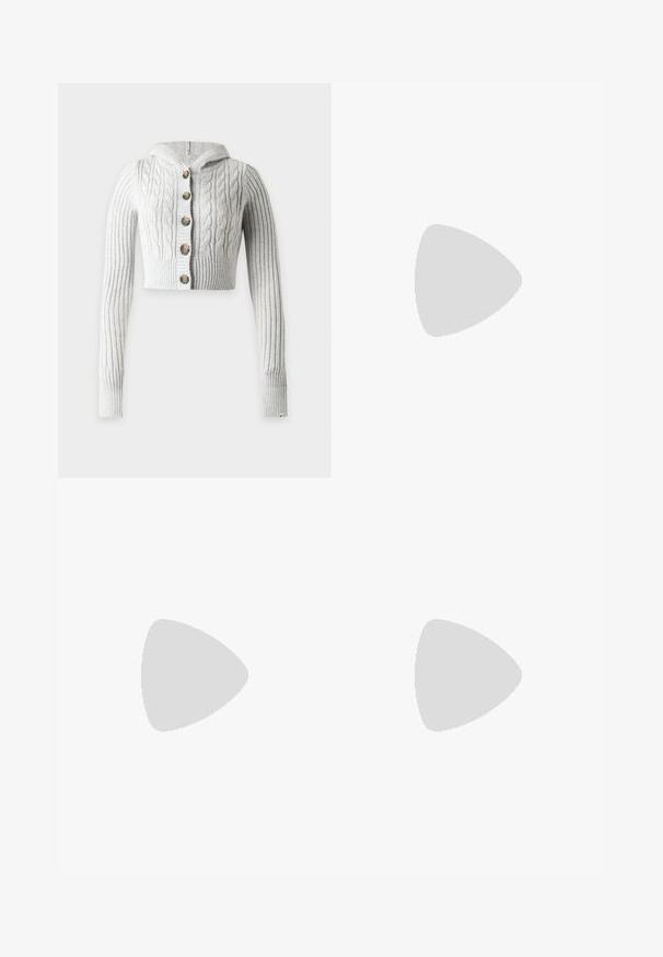 Lys grå, cropped kabelstrikket cardigan med lange ærmer, hætte og fem brune knapper foran, vist på en ensfarvet baggrund.; Hvid bomulds t-shirt med korte ærmer, med et lyseblåt "Santa Cruz" skriftlogo og hjertegrafik i midten.; Blå bred ben jeans med høj talje, frontknap, lynlås, fem lommer og frynset kant.; Ben iført mørke ribbede leggings kombineret med sorte balletsko med små sløjfedetaljer på hvid baggrund.