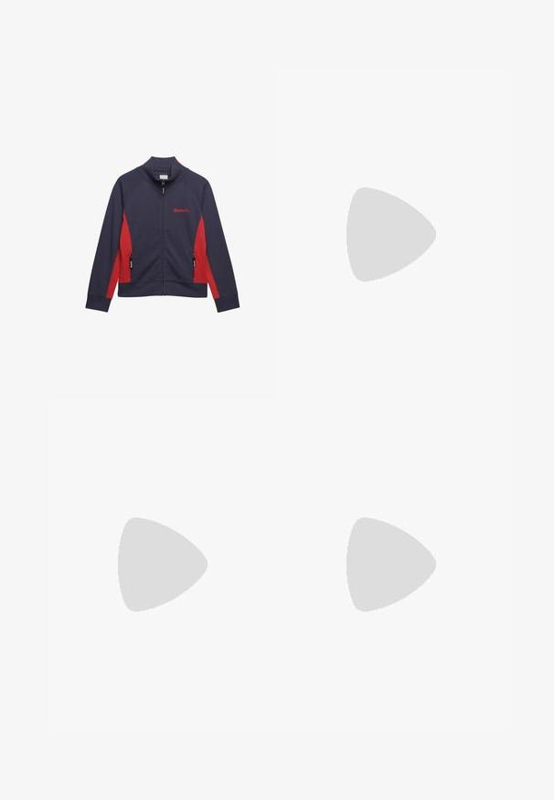 Chaqueta deportiva azul marino con paneles laterales rojos, cremallera frontal, dos bolsillos con cremallera y logo "Bench." rojo en el pecho.; Camiseta blanca lisa de manga corta con cuello redondo y una pequeña etiqueta "WEEKDAY" dentro del cuello, mostrada extendida sobre un fondo claro.; Pantalones de chándal verde oscuro hechos de una tela suave, con una cintura elástica y costuras laterales, y un pequeño logo en la parte delantera.; Zapatillas deportivas grises con material de malla y acentos blancos, combinadas con jeans de denim azul que tienen los tobillos remangados.