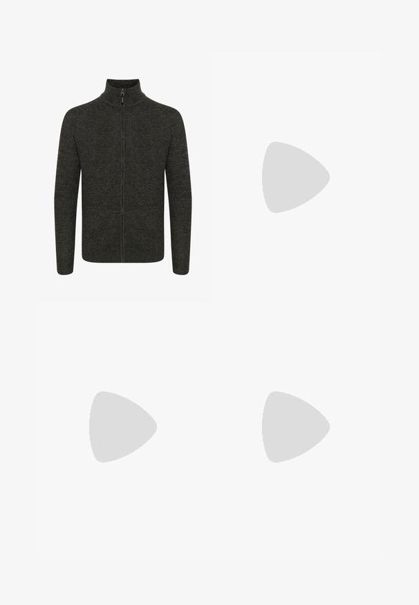 Strickjacke mit Reißverschluss in Dunkelgrau, mit hohem Kragen, strukturiertem Stoff, langen Ärmeln und einem Frontreißverschluss zur Schließung.; Graues Kurzarm-T-Shirt mit V-Ausschnitt. Hergestellt aus weichem Stoff mit feiner Struktur. Das Markenetikett auf dem Kragen trägt die Aufschrift "JACK & JONES".; Hoch sitzende Skinny-Jeans aus dunkelgrauem Denim, mit seitlichen und hinteren Taschen, einem vorderen Knopfverschluss und dezenten Ausbleichdetails.; Weißer Ledersneaker mit schwarzem Fersenakzent, rundem Zehenbereich, flacher weißer Sohle und Schnürverschluss. Minimale Perforationen an den Seiten.