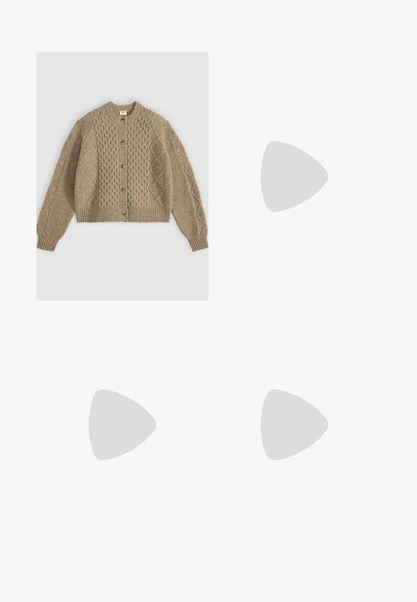 Beige gebreide wollen cardigan met kabel- en diamantpatronen, geribde boorden en zoom, en vijf bruine knopen aan de voorkant.; Lange mouwen overhemd met knopen, verticale beige en bruine strepen, puntkraag, voorzak en manchetten aan de mouwen.; Beige broek met hoge taille en wijde pijpen, met subtiele verticale krijtstrepen en voorplooien, afgebeeld op een witte achtergrond.; Bruine suède instapschoenen met een gestikt moccasin-neus, platte zwarte rubberen zool en een decoratieve bovenband en detail.