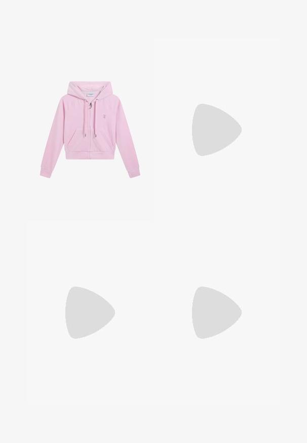 Lichtroze hoodie met rits, capuchon, voorzakken, trekkoorden en een klein geborduurd logo op de linkerborst.; Roze haltertop met strik in de nek en strassletters die "Juicy" aan de voorkant spellen.; Lichtroze joggingbroek gemaakt van zachte stof, met een trekkoord in de taille, zijzakken met ritssluiting en subtiele stiksels langs de benen.; Witte leren sneakers met een stevige zool, vetersluiting en subtiele branding. Heeft een zachte textuur en een ronde neus.
