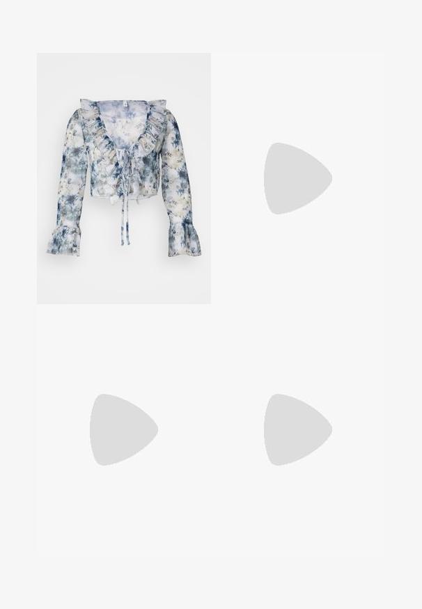 Blomstret langærmet bluse lavet af gennemsigtigt stof, med rynket halsudskæring, bindebåndslukning og klokkeærmer i bløde blå og hvide nuancer.; Sort ribstrikket camisole-top med tynde stropper og en lille metallisk logo midt på. Stoffet virker strækbart og kropsnært.; Lys grå cargo bukser med elastisk talje, justerbart bånd, flere sidelommer og lynlåsåbninger i bunden. Lavet af blødt, letvægtsstof.; Sorte ankelstøvler lavet af læder med en mat overflade, firkantet tå og dekorative spænder. Sålen er chunky og struktureret.