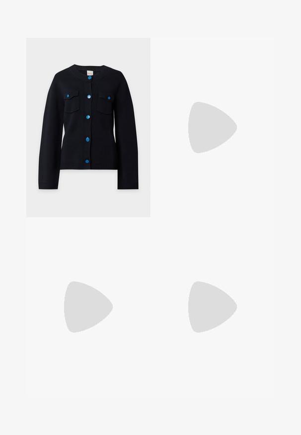 Cardigan noir à manches longues avec col rond, deux poches à l'avant et six boutons-pression bleus au centre devant.; T-shirt à manches courtes et col rond couleur rose poudré avec une coupe décontractée, présenté sur un fond blanc uni.; Pantalon habillé noir à coupe droite avec passants pour ceinture et un pli sur le devant de chaque jambe, sur un fond clair uni.; Ballerines en velours bordeaux avec un bout arrondi et un talon bas, présentant une texture lisse et un design élégant.
