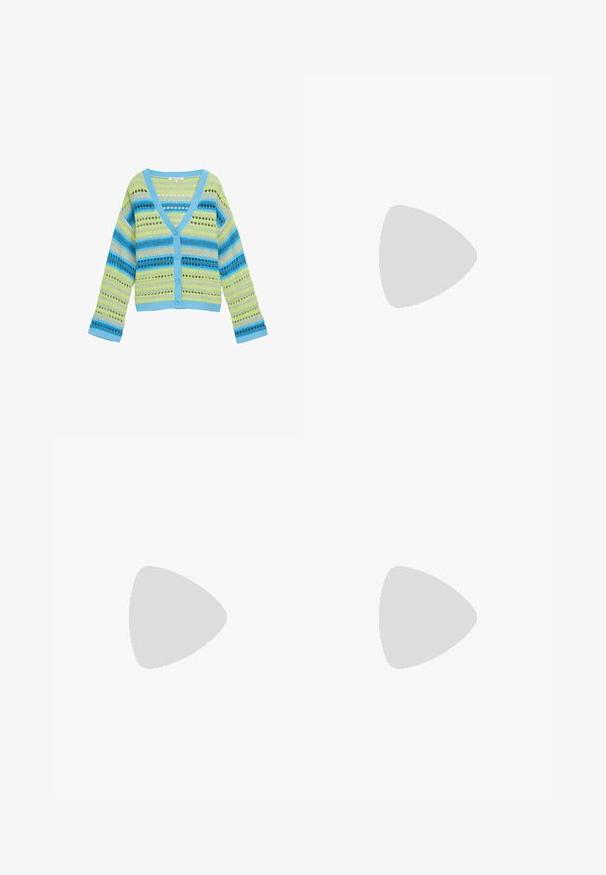 Strikket cardigan med V-hals, knaplukning og lange ærmer. Stribet mønster i grøn, blå og sort med åbent tekstur-detaljer.; Sort denim langærmet skjorte med spidst krave og frontknaplukning med hvide knapper.; Mørkeblå denim buede bukser med høj talje, som har fem lommer og synlige stingdetaljer. Ren, minimalistik design.; Mørkebrun læderankelstøvle med firkantet tå, lav blokhæle og stikning langs øverste kant, vist i sideprofil.