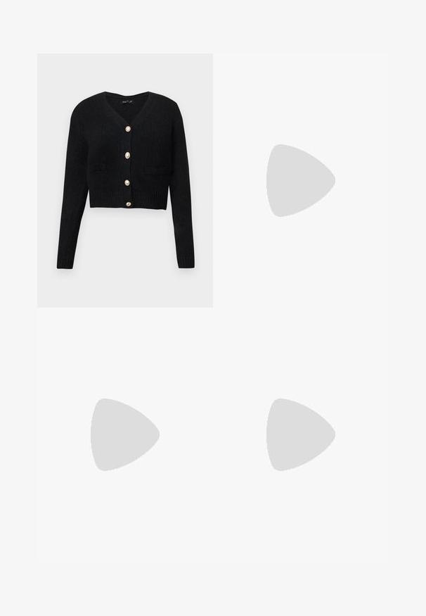 Cardigan noir court en tricot texturé, avec un col en V, des manches longues et six boutons dorés sur le devant.; Robe blanche avec des rayures noires verticales et diagonales, encolure ronde et manches courtes bouffantes, fabriquée dans un tissu léger et lisse.; Jambes portant des leggings côtelés foncés associés à des ballerines noires avec de petits détails en nœud sur fond blanc.; Petit sac à main noir brillant avec deux longues anses et des détails à cordon sur les côtés sur un fond clair uni.