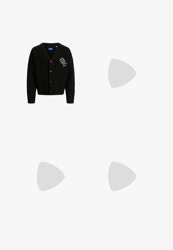 Cardigan noir avec un col en V, six boutons, poignets et ourlet côtelés. Présente un logo brodé en blanc sur le côté gauche. Texture douce.; Chemise polo blanche à manches longues en tissu coton, munie d'un col en V, de poignets côtelés et d'une coupe décontractée pour plus de confort. Étiquette de la marque visible à l'intérieur du col.; Pantalons gris avec un design à jambes droites, dotés de plis, d'une fermeture éclair et d'une texture lisse. La doublure interne est de couleur crème.; Mocassin en cuir noir avec une semelle en caoutchouc épaisse et un détail classique de bride à monnaie, vu de côté extérieur.