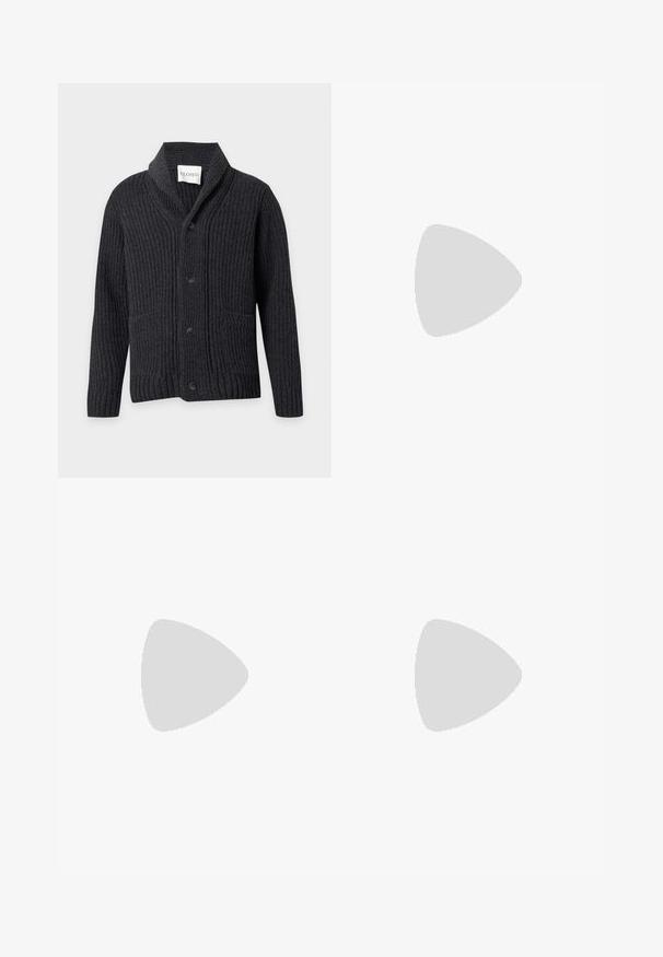 Mørkegrå ribstrikket cardigan med sjalskrave, fire sorte knapper foran og to forlommer.; Grå kortærmet t-shirt lavet af blød bomuldsblanding, med en klassisk rund hals, glat tekstur og minimalistisk design.; Grå, vide bukser lavet af glat stof, med knaplukning og to sidelommer. Simpelt, rent design uden synlige mønstre.; Sort læder herre penny loafer med lav stablet hæl og rundet tå vist fra siden på lys grå baggrund.