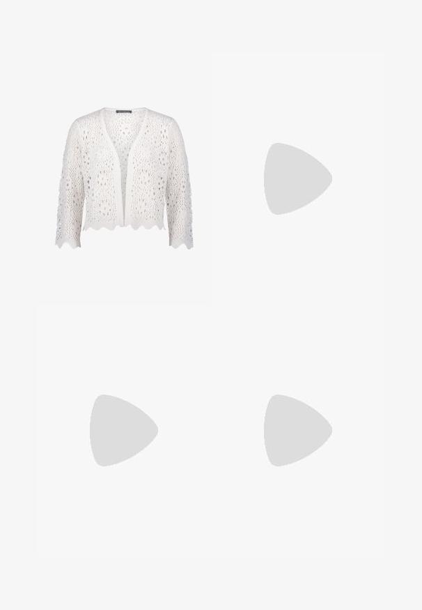 Weißer gehäkelter Strickcardigan mit gewellten Kanten und 3/4-Ärmeln, mit offenem Vorderteil und floralem Spitzenmuster.; Cremiges ärmelloses Midikleid mit rosa Blumenmuster, tailliertem Oberteil, herzförmigem Ausschnitt und gerafftem, fließendem Rock.; Braune Leder-Sandalen mit gepolstertem Fußbett, zwei verstellbaren Riemen und einer strukturierten Gummisohle. Mit sichtbaren Nähdetails.; Runde geflochtene Strohtasche mit kurzem Henkel und mehrfarbigen gehäkelten Akzenten entlang der Ränder.